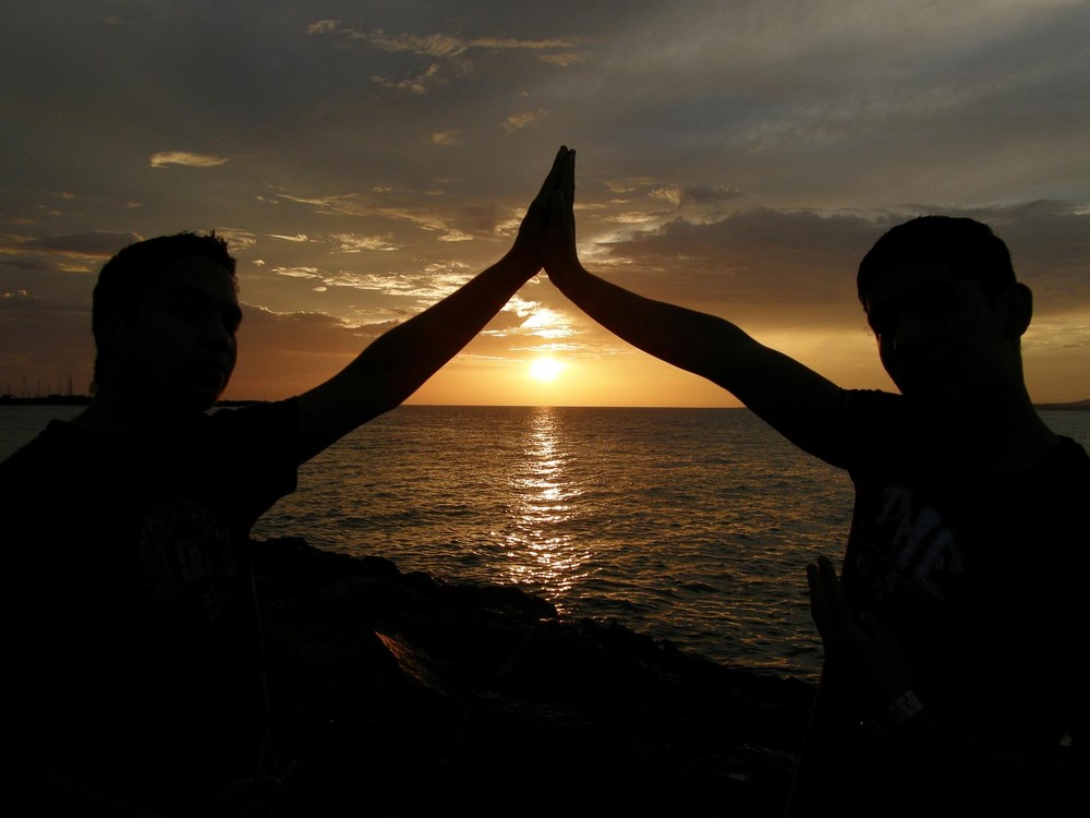 JUGANDO AL ATARDECER