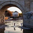 Jugando bajo el puente