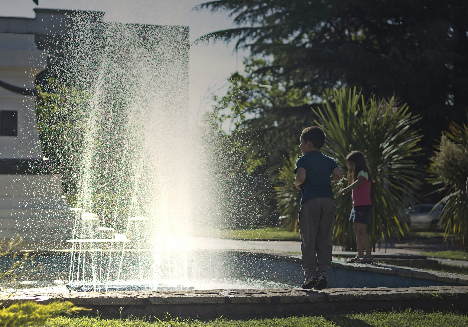 Jugando en la fuente