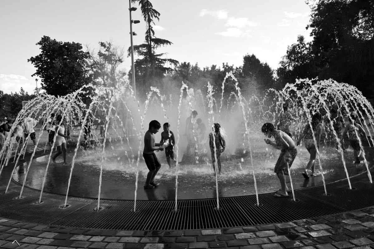 Jugando en la fuente