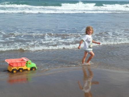 jugando en la playa