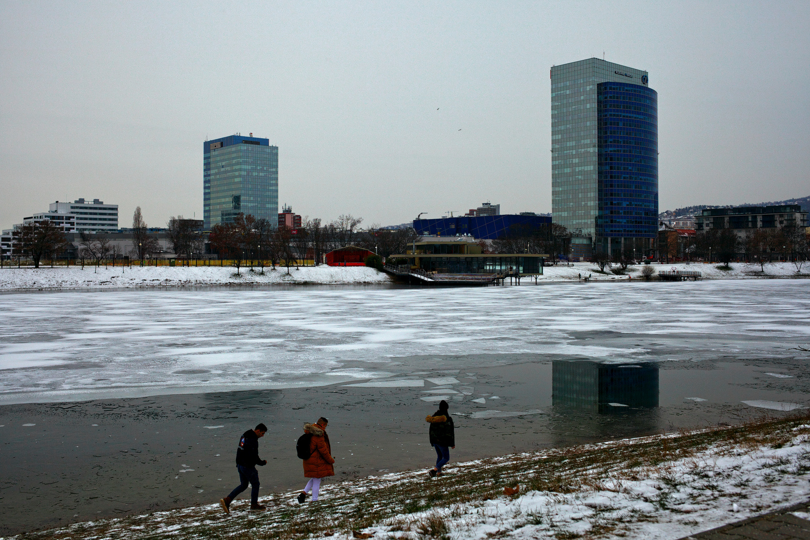 Jugend am winterlichen See