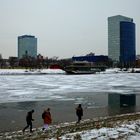 Jugend am winterlichen See