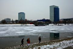 Jugend am winterlichen See
