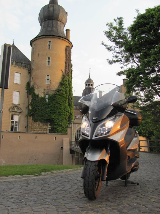 Jugendburg Gemen mit meinem Roller.