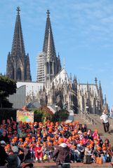 Jugendgruppe vor dem Kölner Wahrzeichen