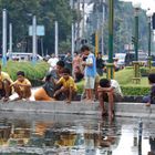 Jugendliche an einem Brunnen in Indonesien