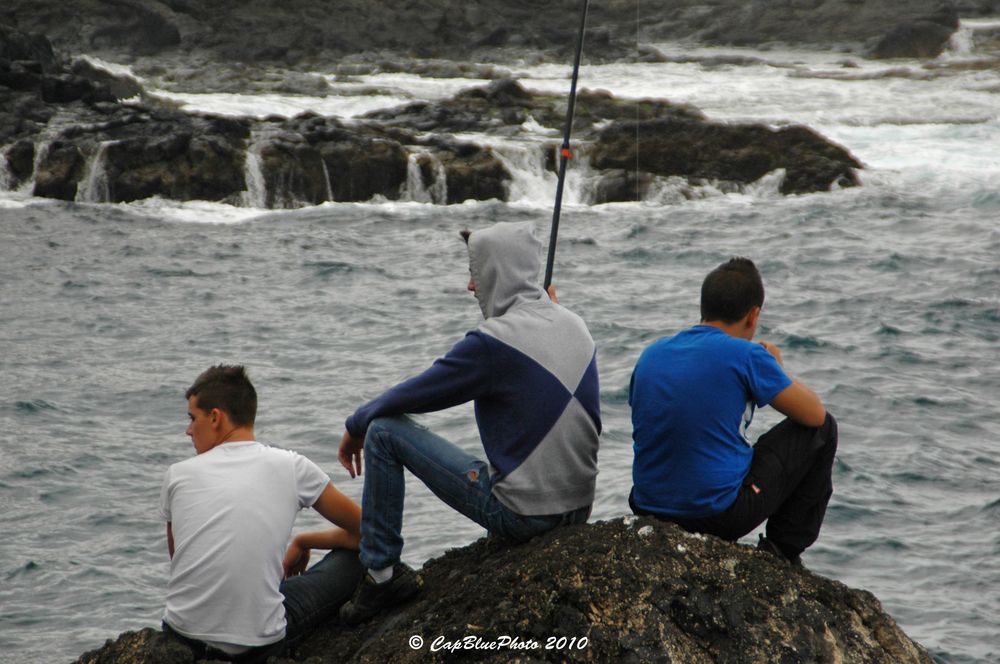 Jugendliche beim Fischfang in Garachico Teneriffa