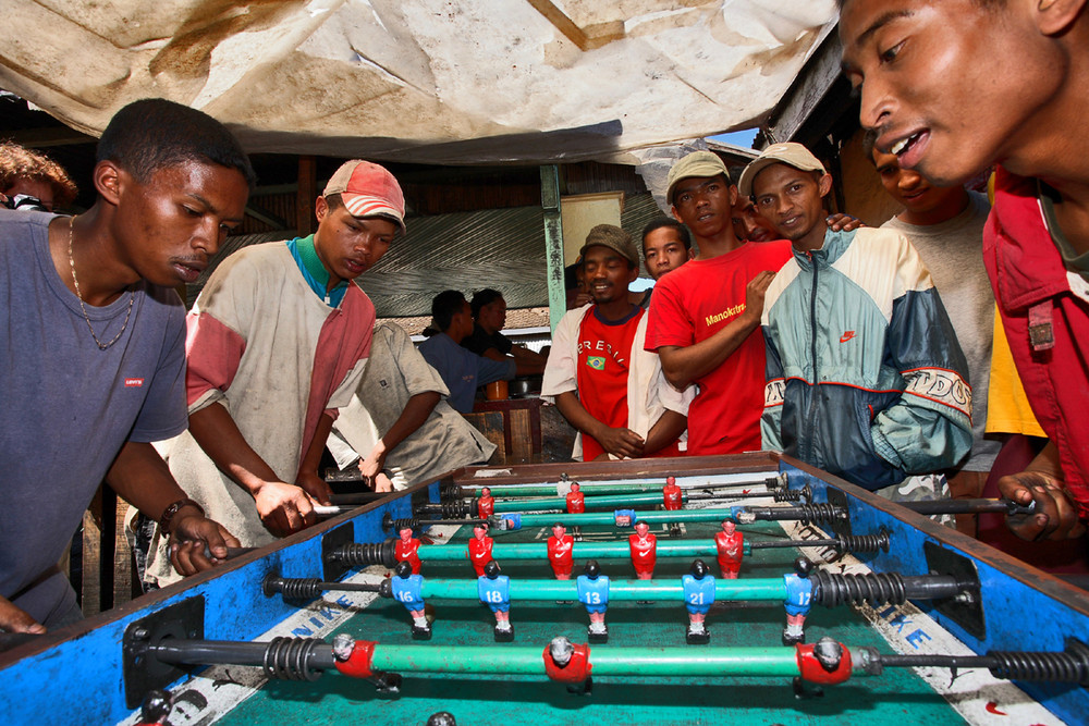 Jugendliche beim Wett-Kickern (Madagaskar)