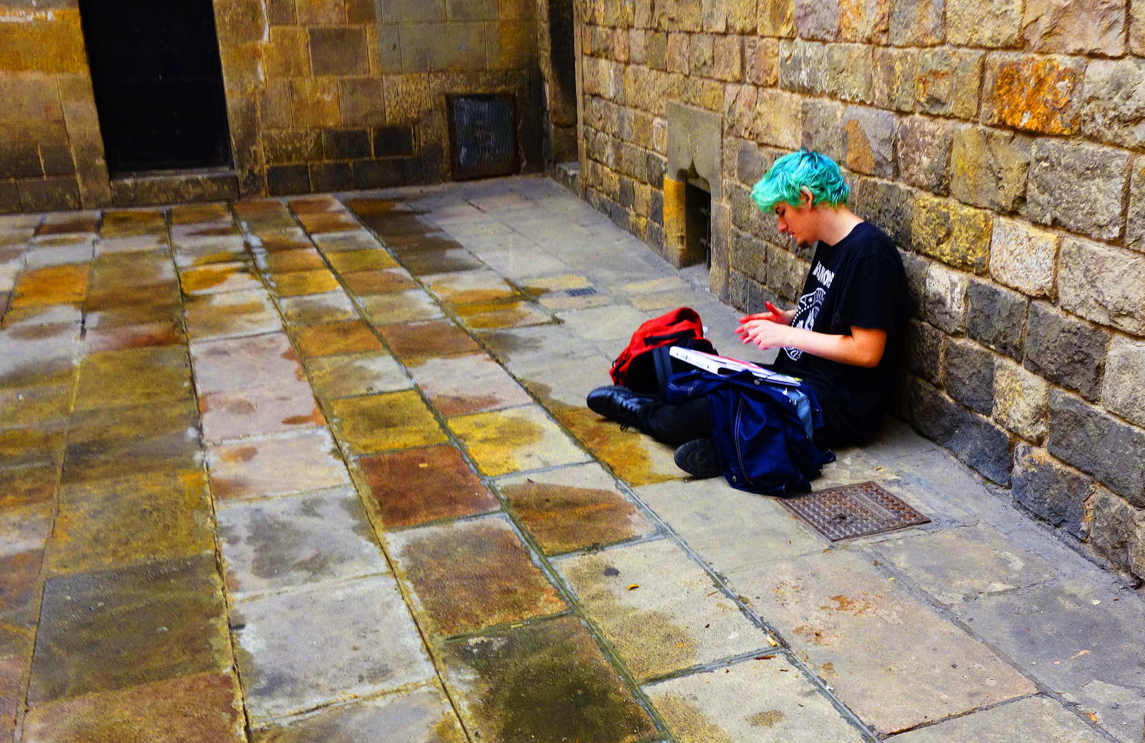 Jugendlicher an Kathedralenmauer in Barcelona