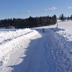 Jugendlicher Schneeräumer und rechts der Schneeberg im Fichtelgebirge  in 11 km Entfernung