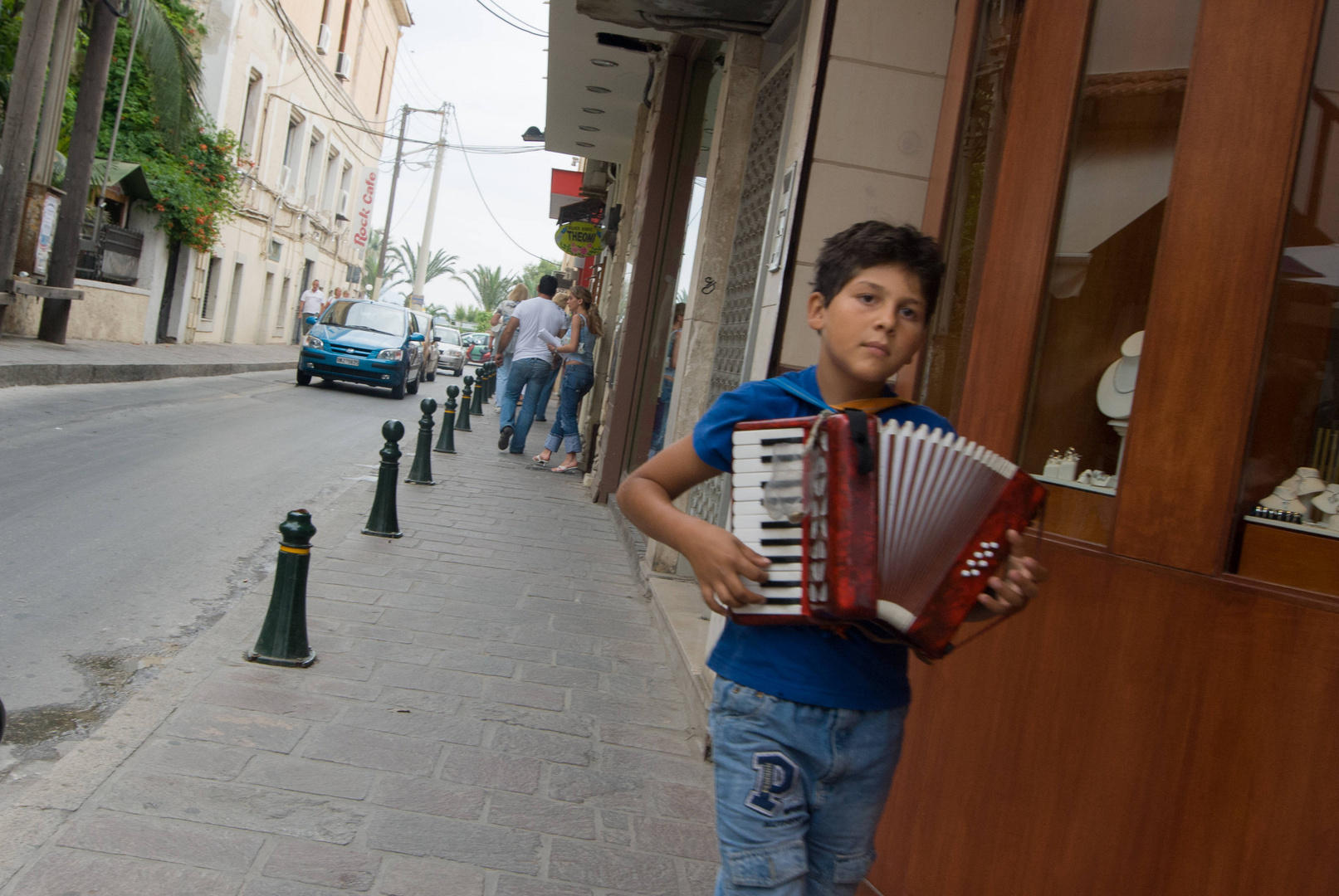 Jugendlicher Straßenmusikant