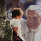 Jugendlicher vor Riesenposter von Papst Benedikt XVI