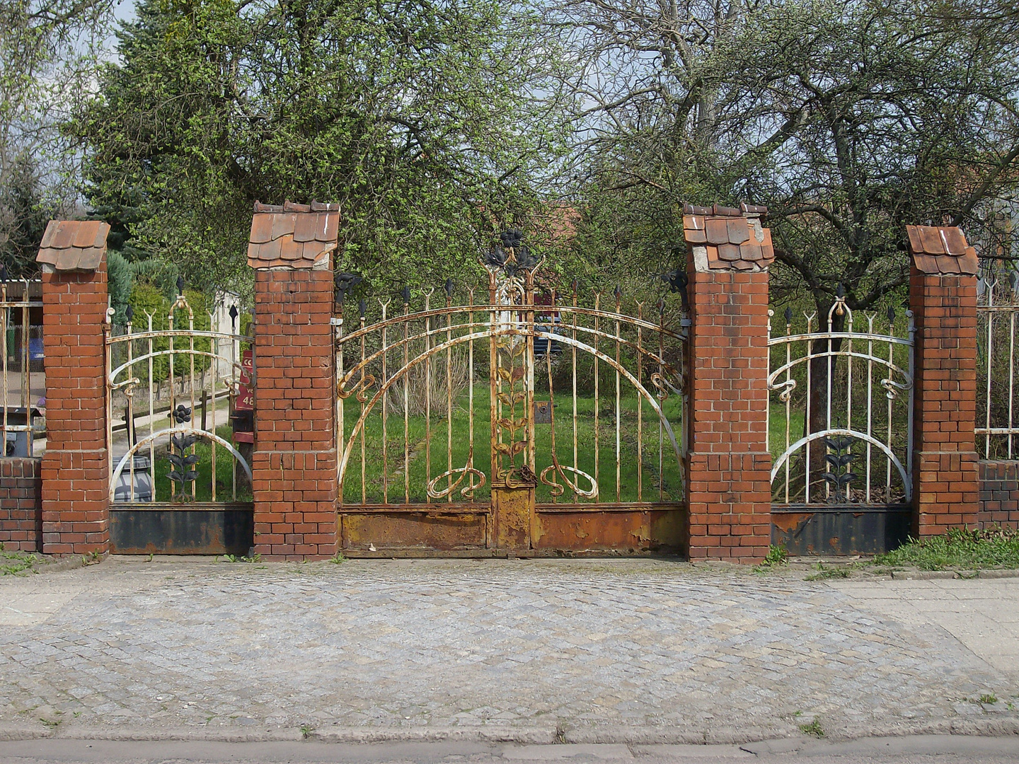 Jugendstil- Toreinfahrt in Zerbst/Anhalt