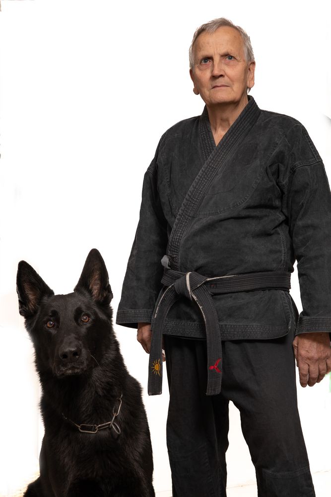 JuJutsu Kämpfer mit Schäferhund