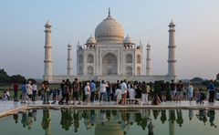 JULI: TOURISTEN UND BAUDENKMAL