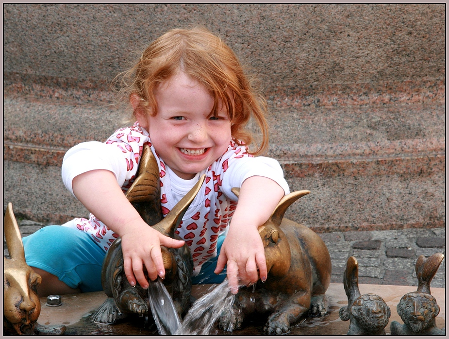 Julia am Brunnen