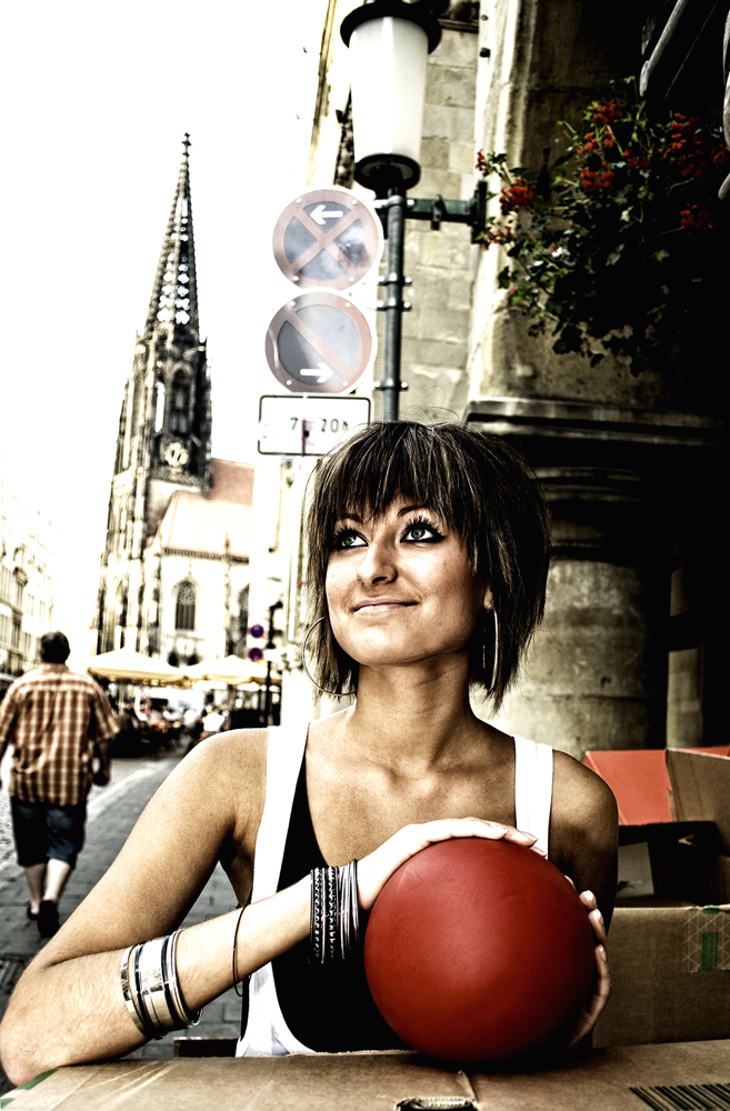 julia and the red ball in the city