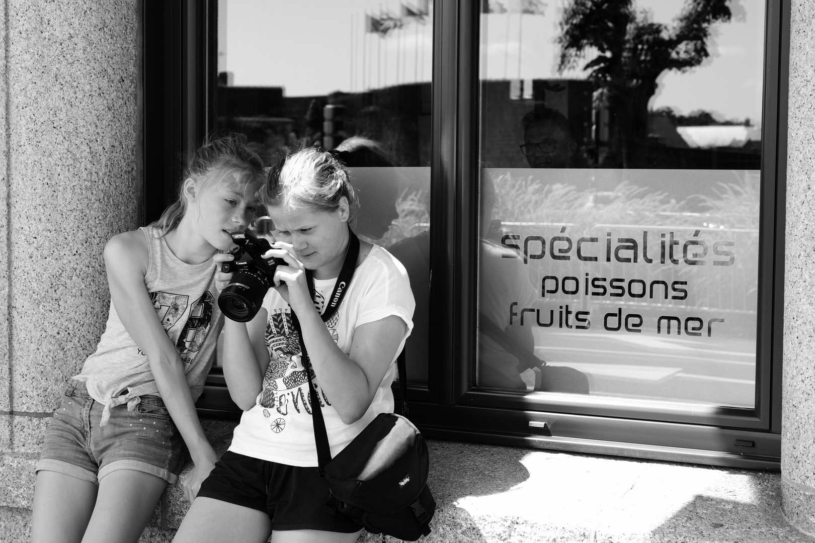 Julia et Charlotte devant le restaurant L'Amiral, Concarneau