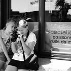 Julia et Charlotte devant le restaurant L'Amiral, Concarneau