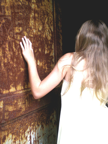 juliet and the rusted door