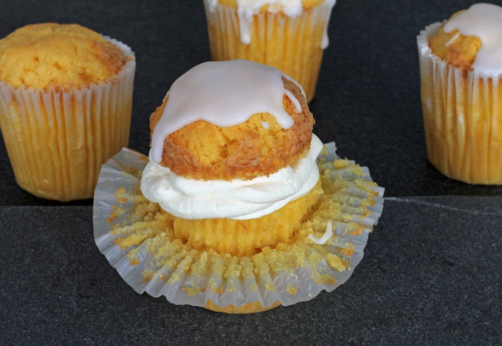 Jumbo-Eierlikör-Muffins mit Vanillerahm.