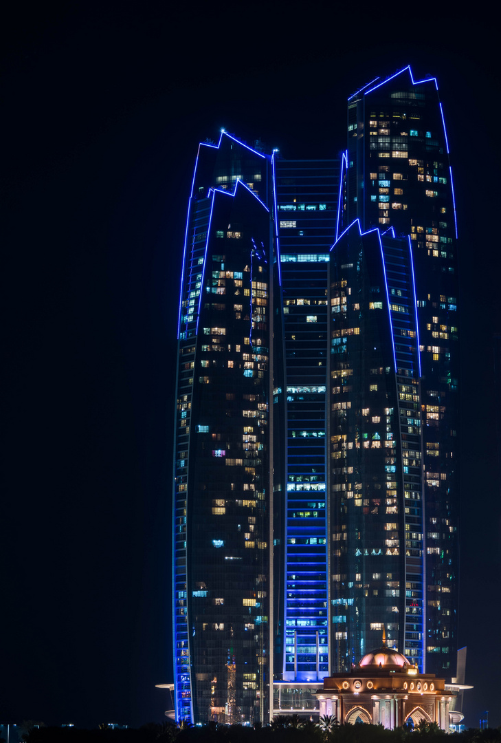 Jumeirah Etihad Towers bei Nacht