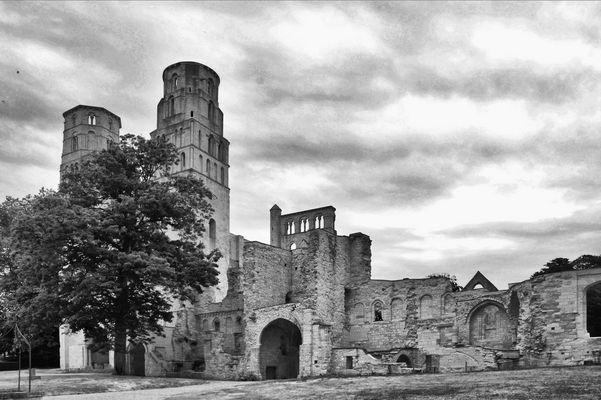 Jumièges cathédrale en ruines