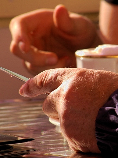 Jung und Alt bei ´ner Tasse Capuccino