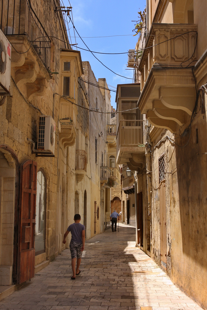 Jung und Alt in den Gassen auf Gozo