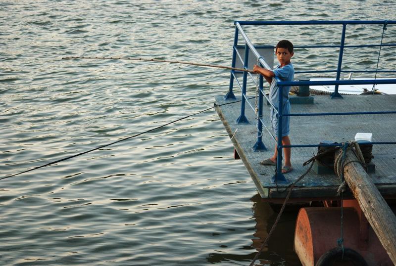 Junge am Danube beim Fischen