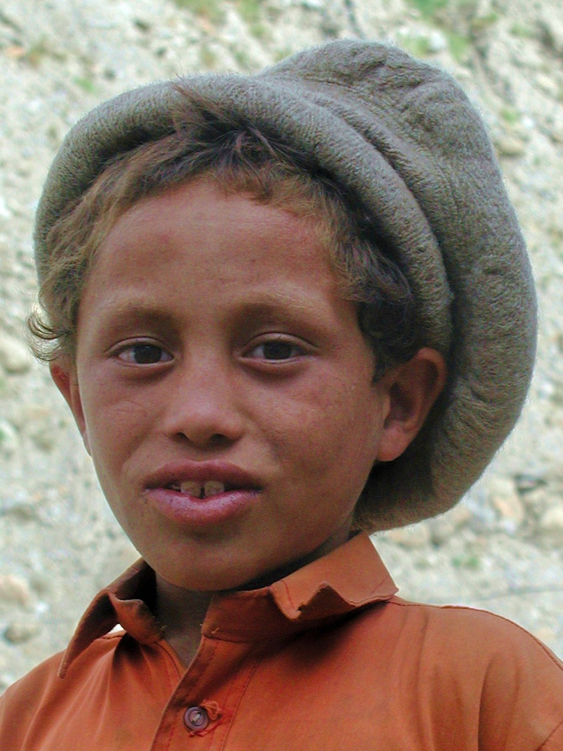 Junge am Karakorum Highway in Pakistan