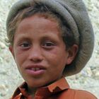 Junge am Karakorum Highway in Pakistan