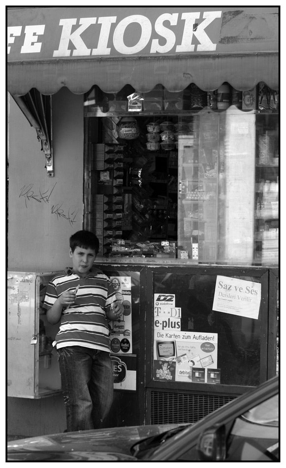 Junge am Kiosk
