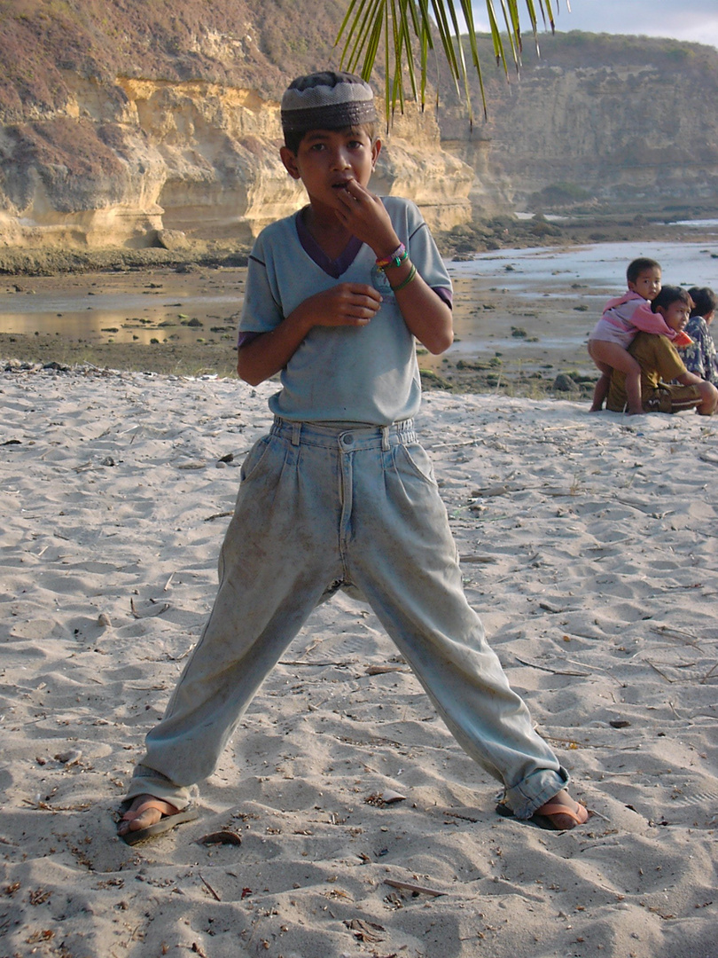 Junge am Mawun Beach in Kuta Lombok Indonesien