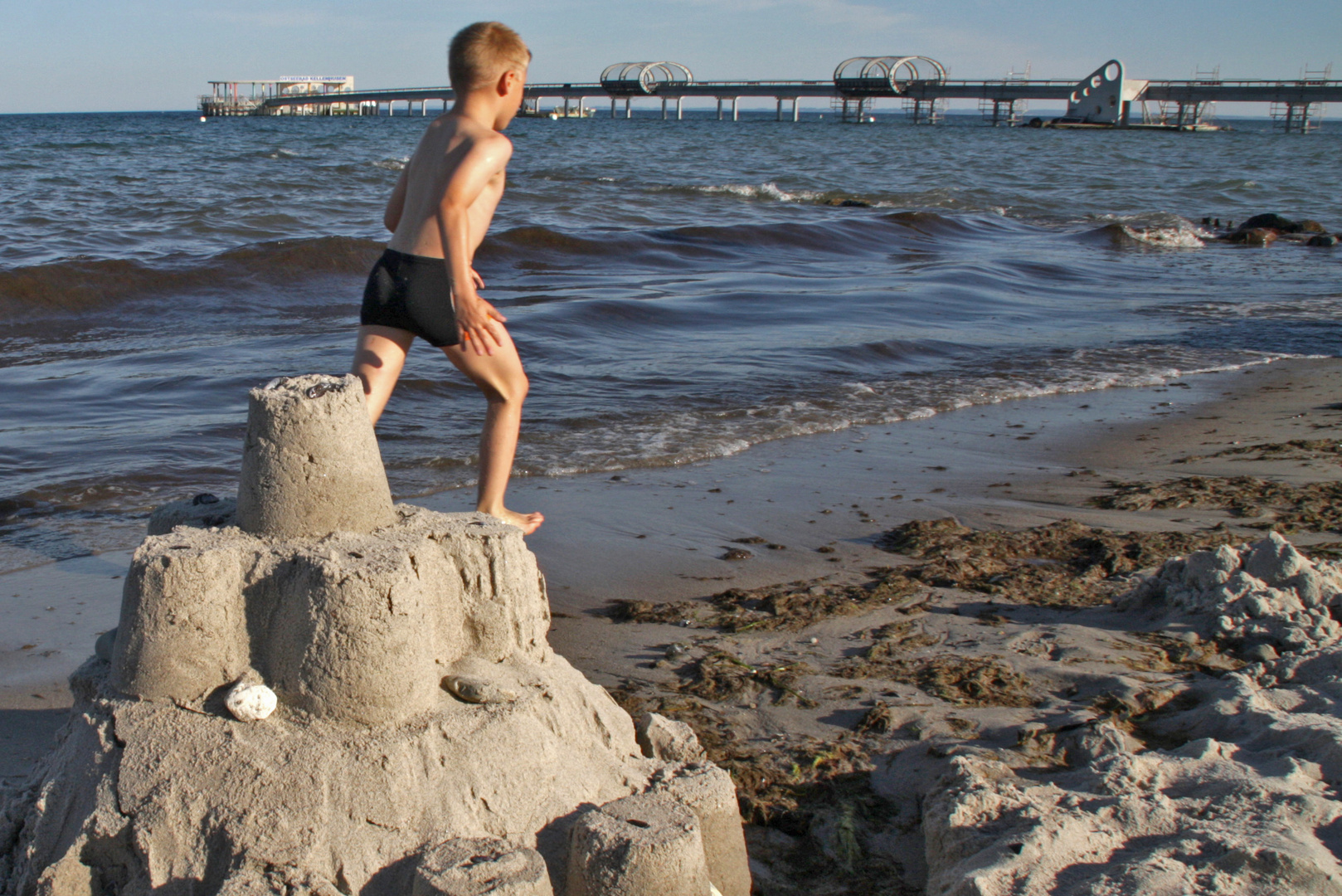 Junge am Strand