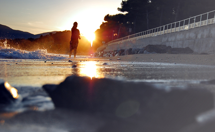 Junge am Strand