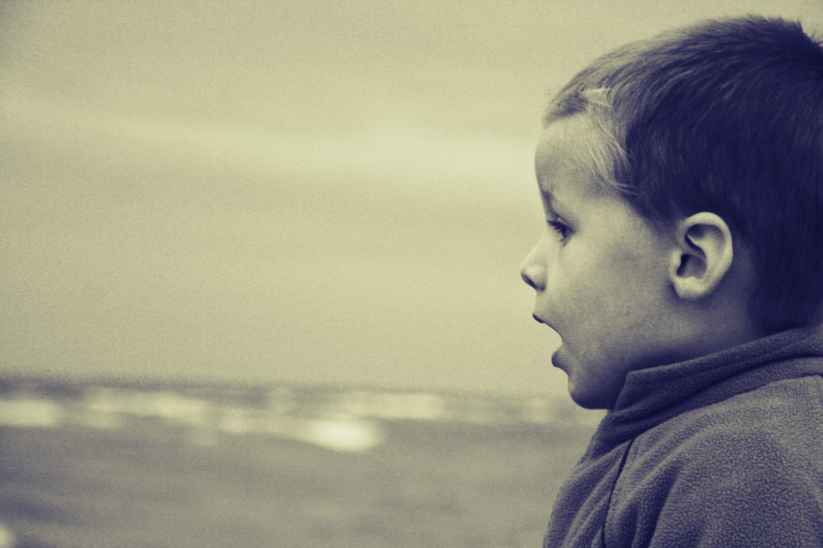 Junge am Strand