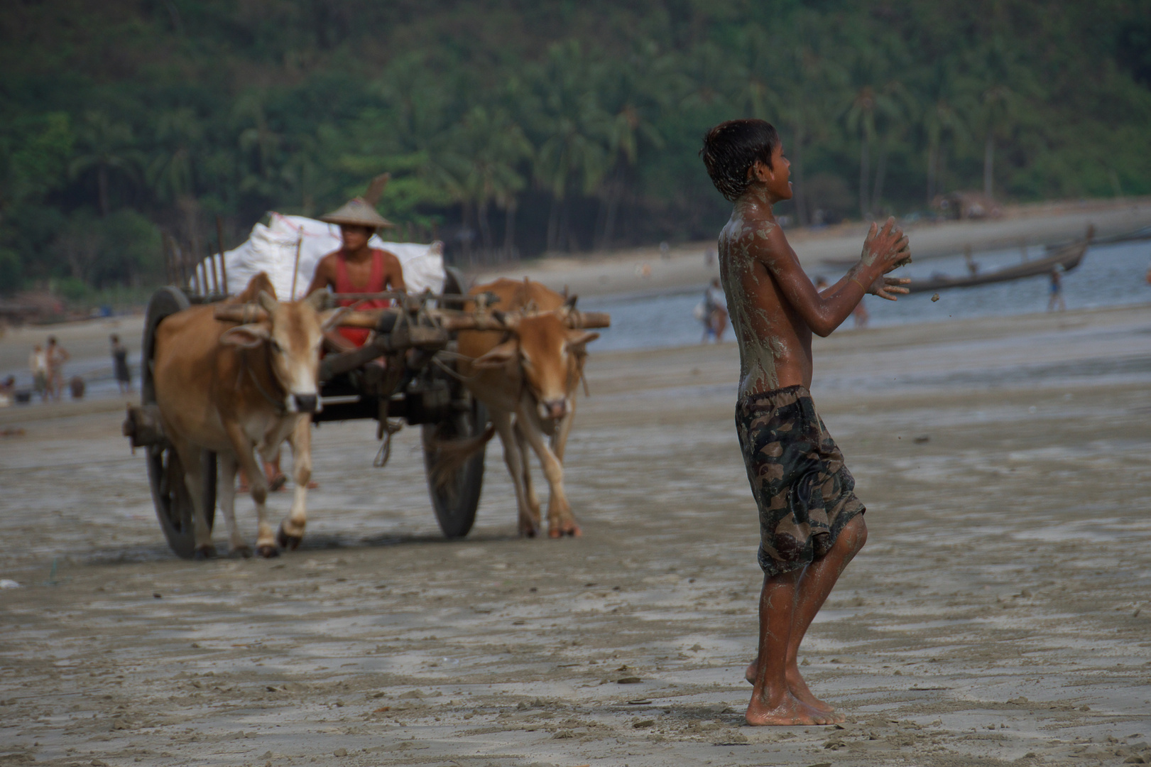 Junge am Strand