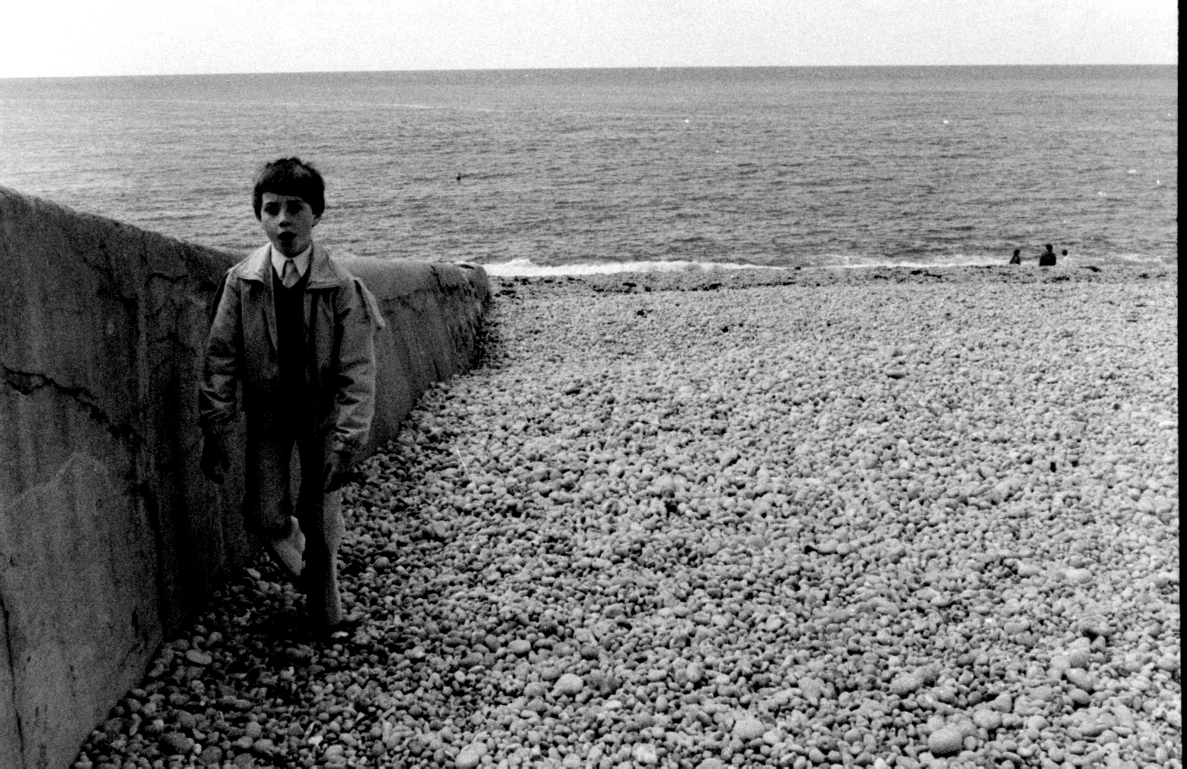 Junge am Strand von Etretat