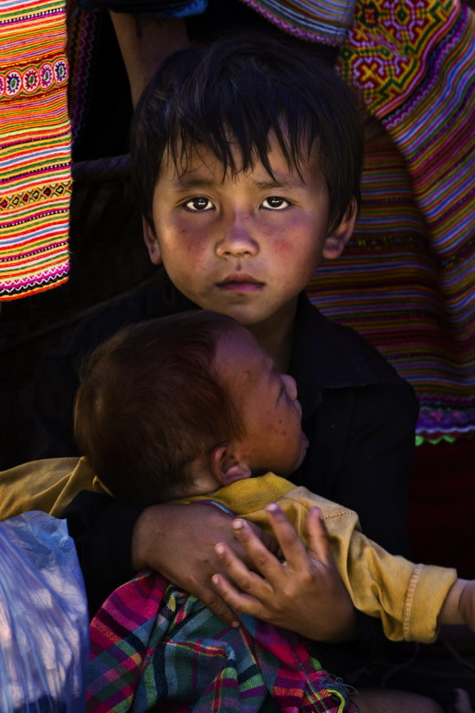 Junge auf dem Bac Ha Markt in Vietnam