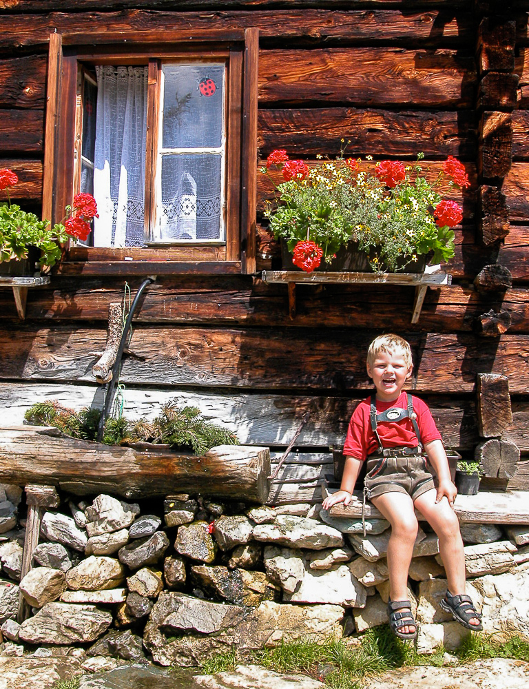 Junge auf der Alm