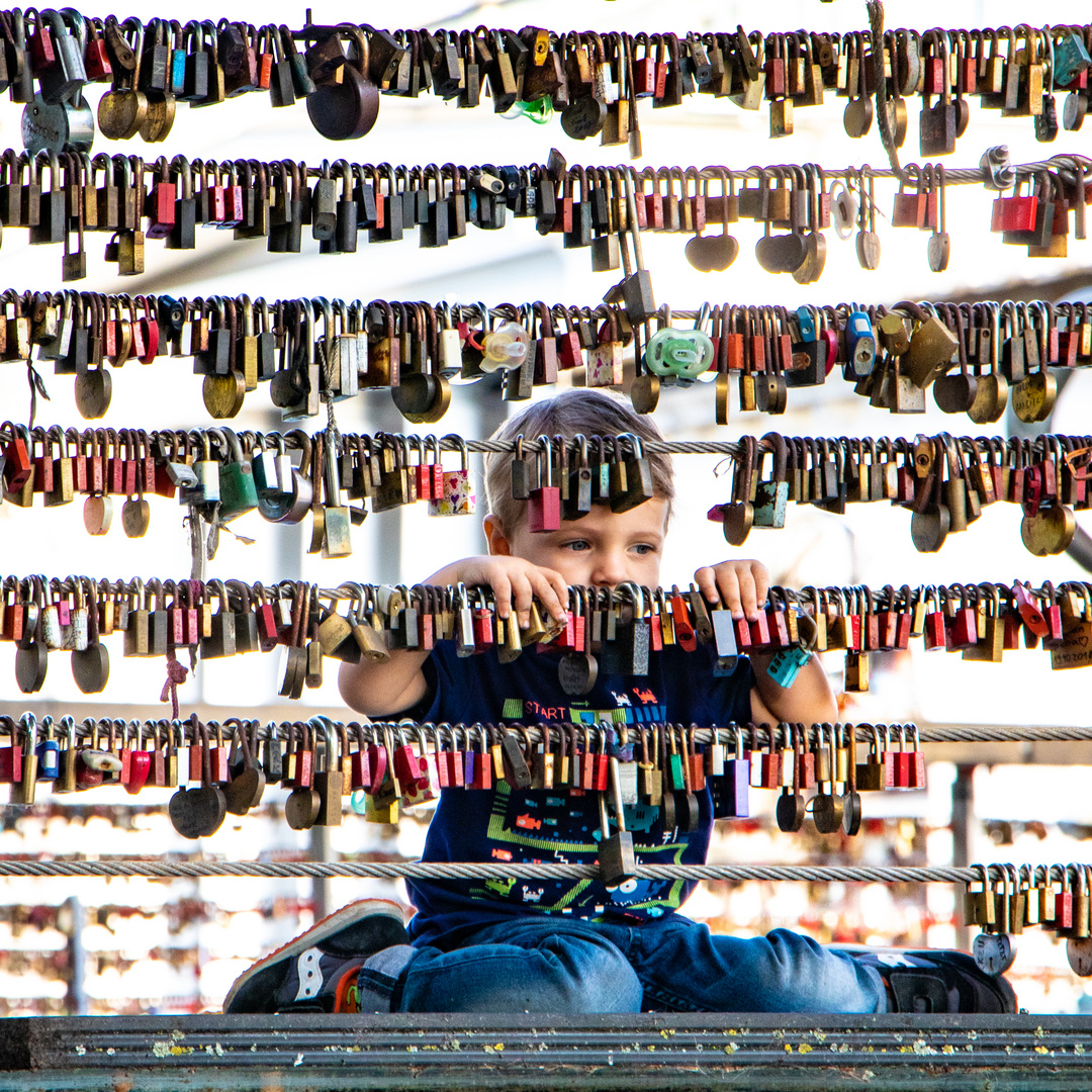 Junge auf der Brücke