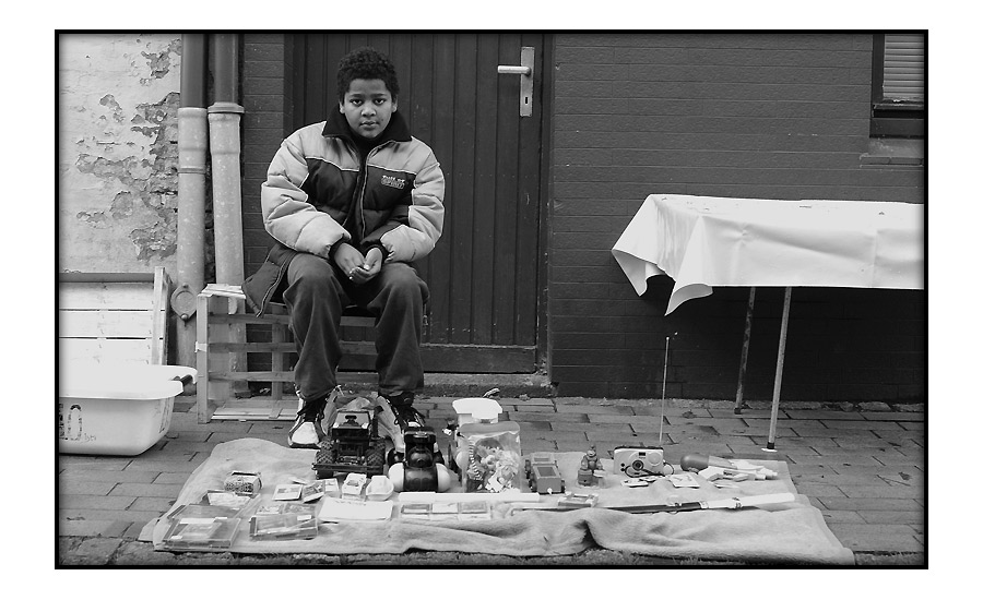 junge auf flohmarkt