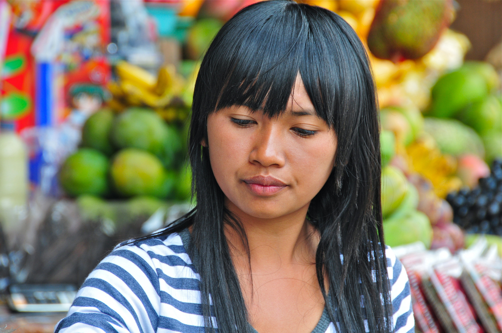 junge Balinesin am Markt nahe Taman Ayun