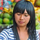 junge Balinesin am Markt nahe Taman Ayun