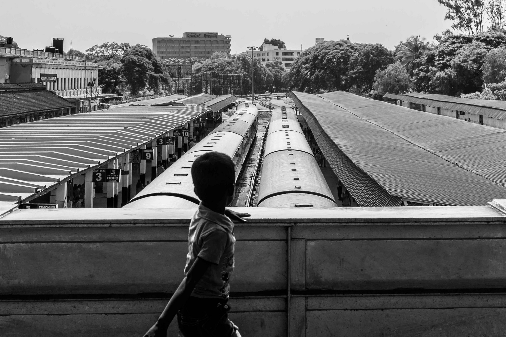 Junge bei der Suche nach seinem Zug in Mysore - Indien
