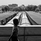 Junge bei der Suche nach seinem Zug in Mysore - Indien