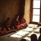 Junge buddhistische Mönche in einem Kloster in Bhutan