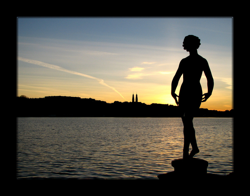 junge Dame, die nicht erkannt werden will, vor Södermalms Skyline